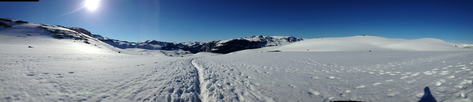 verschneite Hochebene auf dem Weg zur Trolltunga in Norwegen