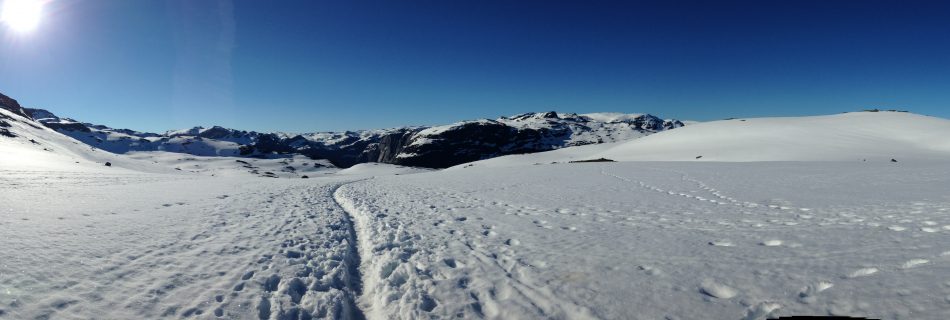 verschneite Hochebene auf dem Weg zur Trolltunga in Norwegen