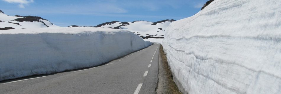 Schneewände an der Straße